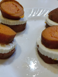 Una foto de Canapé de batata y queso Fresco