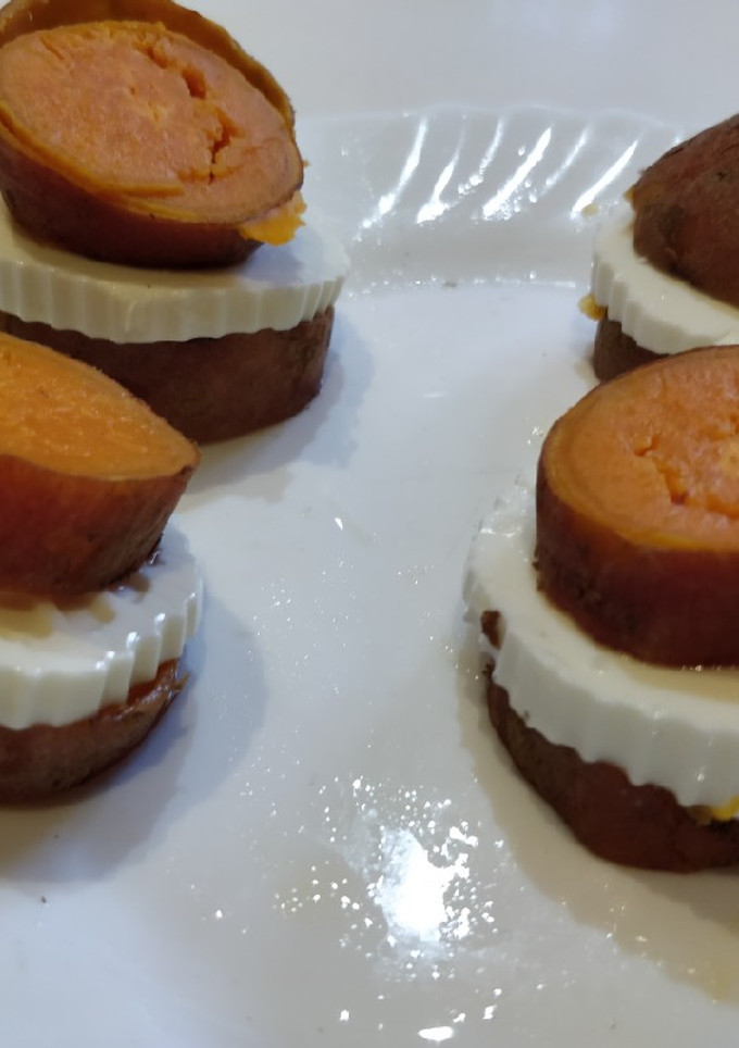 Una foto de Canapé de batata y queso Fresco