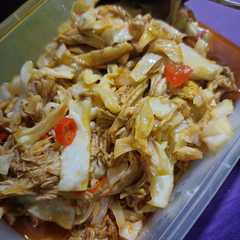 A picture of Oseng kol ayam suwir.