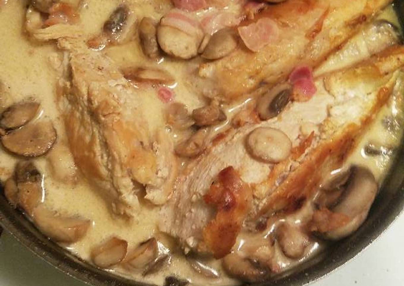 Pollo con salsa de champiñones y tocino