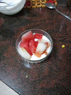 Una foto de Macedonia de verano con yogur griego