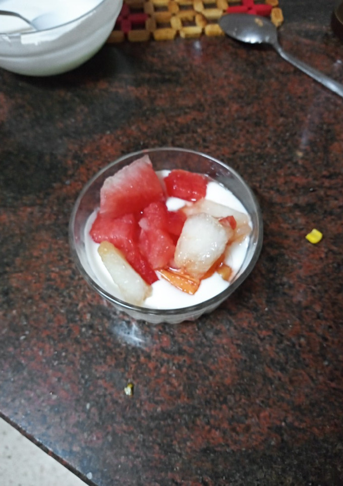 Una foto de Macedonia de verano con yogur griego