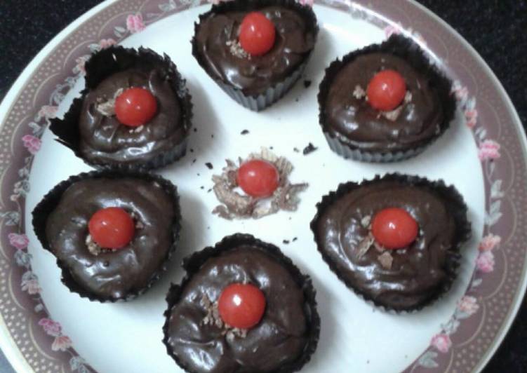 Chocolate mousse in chocolate cups
