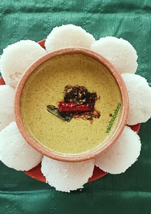 A picture of Idli and Daal Chutney.