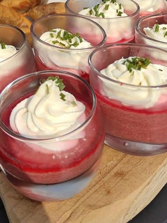 Une photo de Verrine chèvre betterave