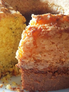Una foto de Torta de mandarina y semillitas de amapola 🍊