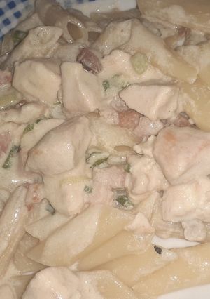 Una foto de Fideos con pollo, panceta y verdeo
