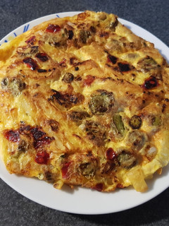 Una foto de Tortilla de habas y papas