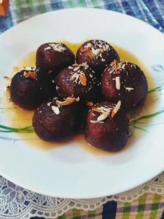 ब्रेड गुलाब जामुन (bread gulab jamun recipe in Hindi) रेसिपी मुख्य फोटो