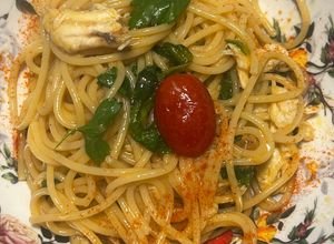 Foto di Spaghetti in padella 68 lattuga pomodorini e branzino grigliato