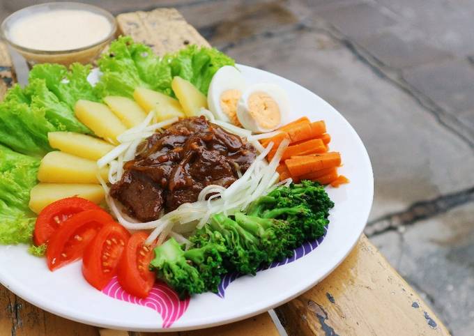 Ingin menu sahur yang kaya akan protein, mengenyangkan, dan rendah kalori? Gampang, kamu bisa membuat bistik dari daging sapi atau ayam yang sudah di-marinade!