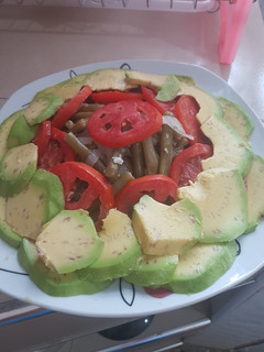Una foto de Ensalada mixta de habichuelas, tomates y aguacate