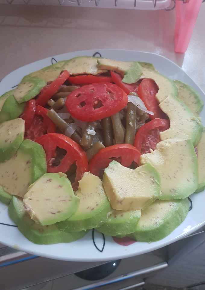 Una foto de Ensalada mixta de habichuelas, tomates y aguacate