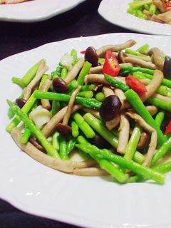 清炒時蔬~蘆筍柳松菇 的食譜成品照片