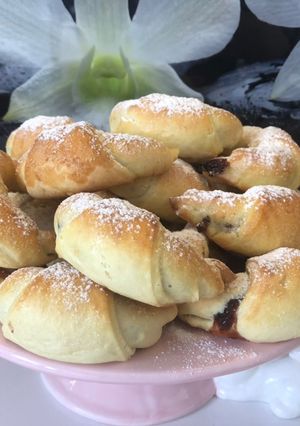 Zdjęcie przepisu Rogaliki drożdżowe z powidłami 🥐😊🥐.