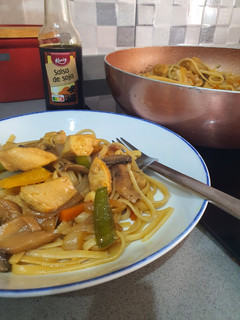 Una foto de Tallarines con pollo y verduras
