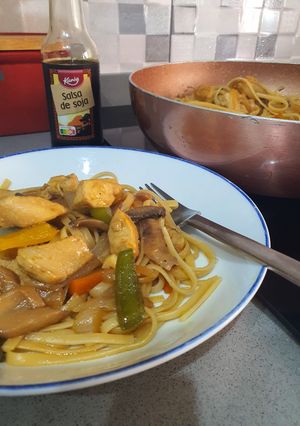 Foto principal de Tallarines con pollo y verduras