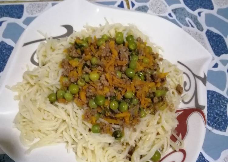 Spaghetti and mince meat peas stew