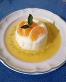 Panna cotta de coco con coulis de mandarina y mezcal