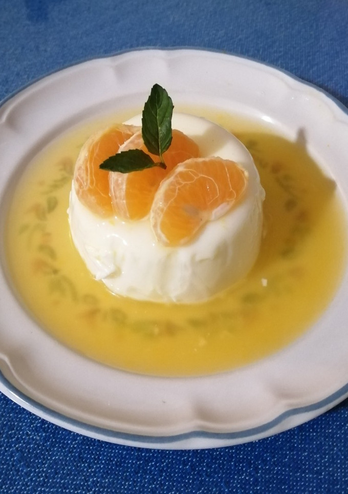 Una foto de Panna cotta de coco con coulis de mandarina y mezcal