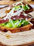 Bruschetta Thịt Nguội, Bơ & Phô Mai Parmesan
