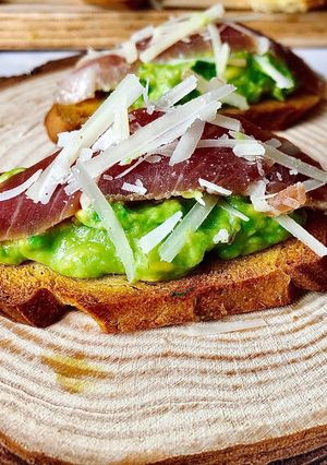 Hình của món Bruschetta Thịt Nguội, Bơ & Phô Mai Parmesan.