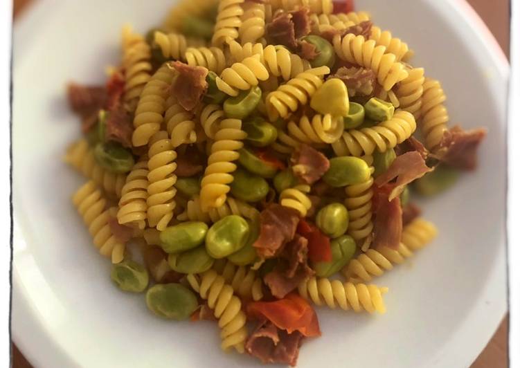 Fusilli con prosciutto, fave e curcuma