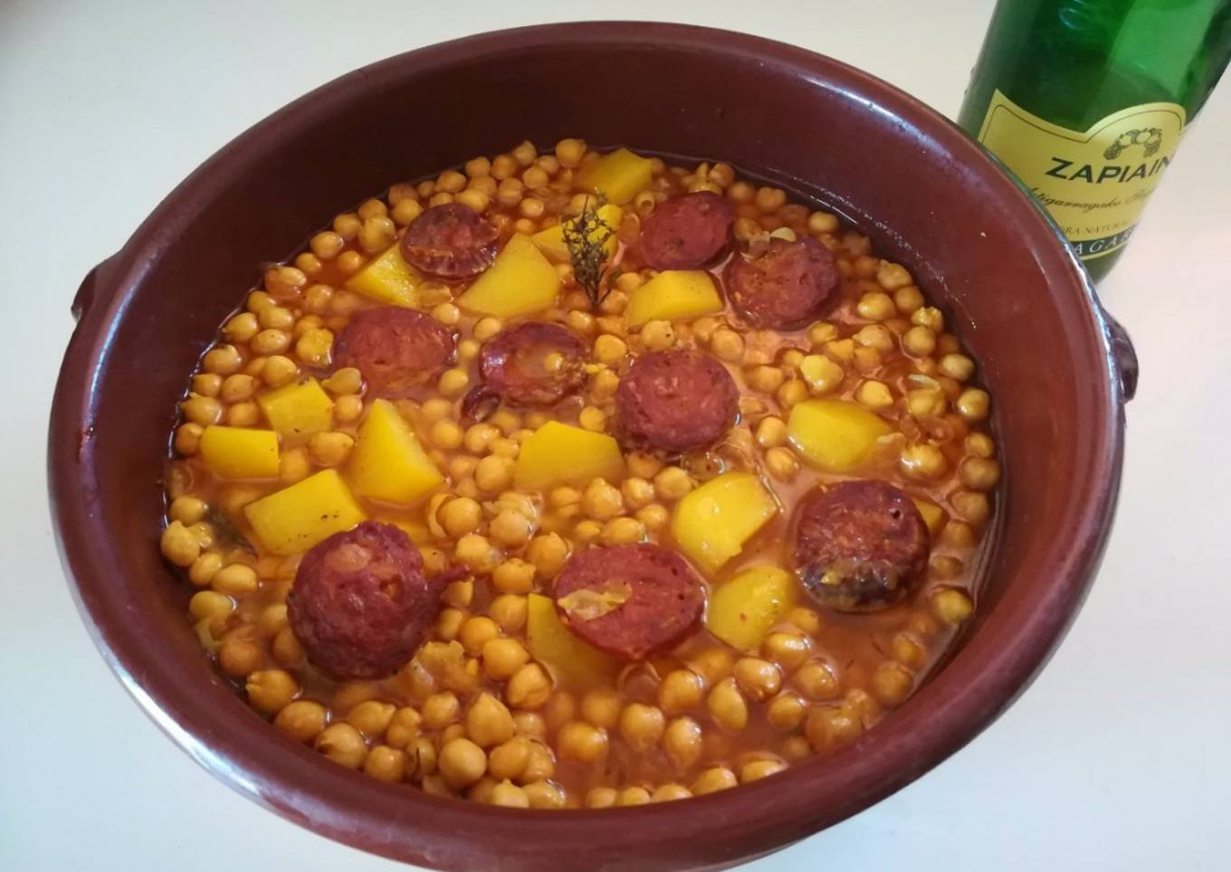 Chorizo con garbanzos a la sidra