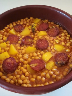 Una foto de Chorizo con garbanzos a la sidra