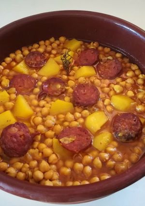 Una foto de Chorizo con garbanzos a la sidra