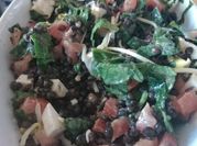 Una foto de ensalada con brote de soja