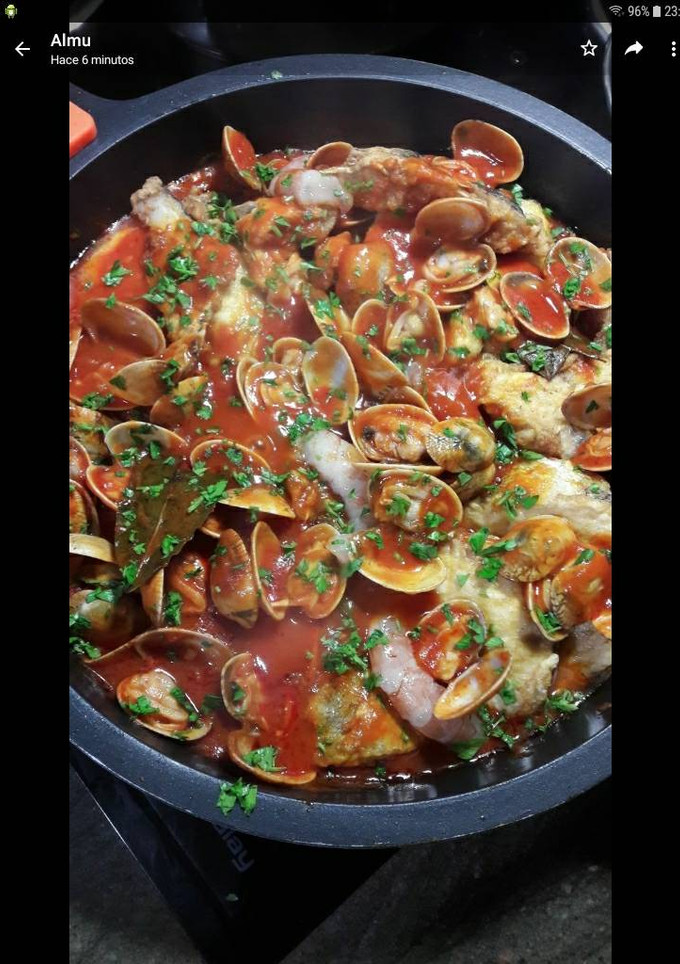 Una foto de Merluza con almejas y langostinos