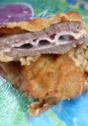 Una foto de Milanesa de carne, rellena de jamón y queso