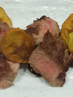 Una foto de Pluma Ibérica con chutney de pera y plátano macho