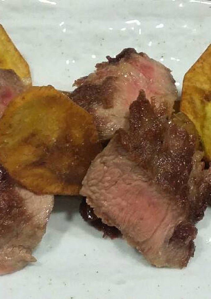 Una foto de Pluma Ibérica con chutney de pera y plátano macho