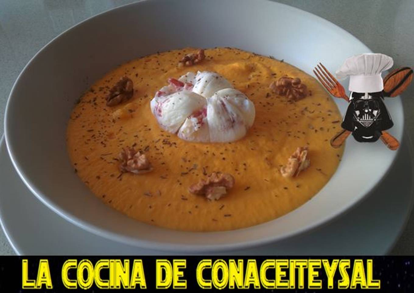 Crema de calabaza con huevo poché relleno de jamón y nueces