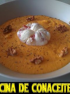 Una foto de Crema de calabaza con huevo poché relleno de jamón y nueces