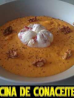 Una foto de Crema de calabaza con huevo poché relleno de jamón y nueces