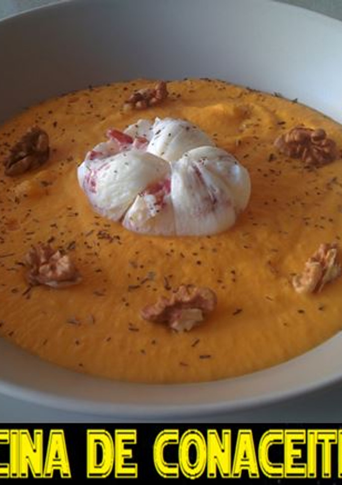 Una foto de Crema de calabaza con huevo poché relleno de jamón y nueces