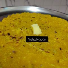 A picture of Onion and rava bhakri.