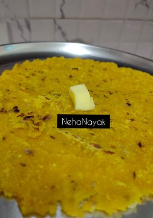 A picture of Onion and rava bhakri.
