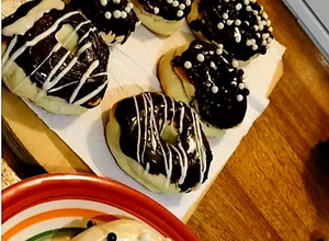 Una foto de Donas al horno bañadas en chocolate negro y blanco.🇺🇾