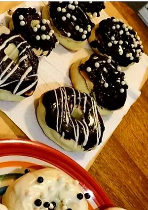 Una foto de Donas al horno bañadas en chocolate negro y blanco.🇺🇾