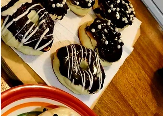 Donas al horno bañadas en chocolate negro y blanco.🇺🇾