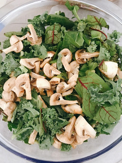 Una foto de Ensalada de hojas verdes y champiñones