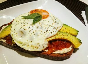 Una foto de Tostada Mexicana con Huevo