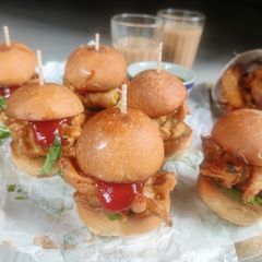 A picture of Kanda bhaji sliders.