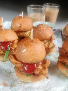 A picture of Kanda bhaji sliders.