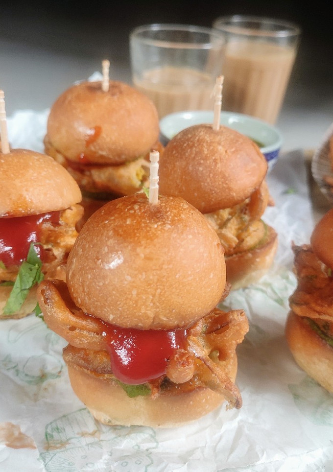 A picture of Kanda bhaji sliders.