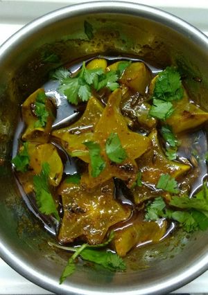 A picture of Kamrak (star fruit) ka achar (loungi).
